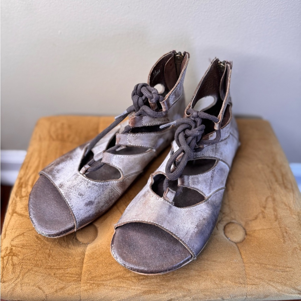 ROAN By Bed/Stu
Distress Suede Winne Flat
Sandals Whitewashed Taupe